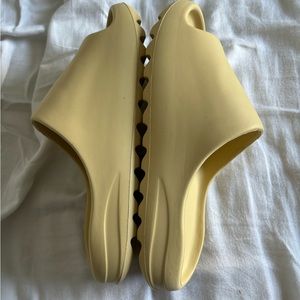 Yeezy slides size 11